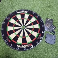 winmau BLADE6 triple core 壁掛け用ブラケット付きのサムネイル