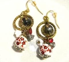 花柄ビーズと金色フープのピアス