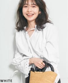 美品！ベースメント　ホワイト フリル付きシャツのサムネイル