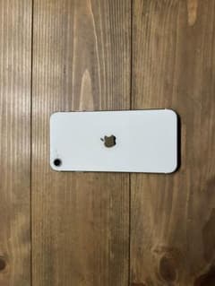 iPhoneSE第二世代 128GB WHITE SIMフリー バッテリー86%のサムネイル
