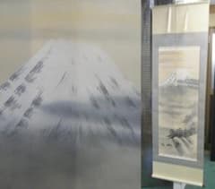 未使用品】掛軸 長持梅生『富士山水』日本画 絹本 箱付 掛け軸 L01-619