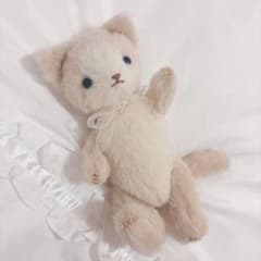 ハンドメイド作家さん テディベア クリーム色 猫 ぬいぐるみ - メルカリ