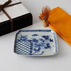 江戸後期幕末 明治時代 古伊万里 有田焼 染付 花蝶図 角切四方皿 時代箱黄布 江戸後期幕末 明治時代 古伊万里 有田焼 染付 花蝶図 角切四方皿 時代