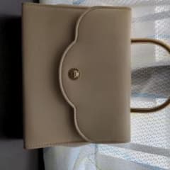 クリーム色のハンドバッグのサムネイル