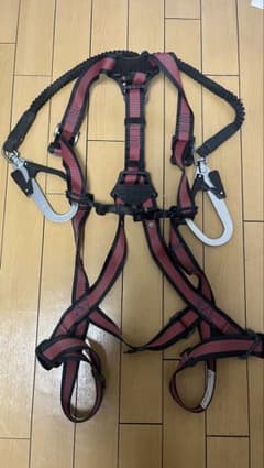 安全作業用ハーネス 赤と黒 カラビナ付きのサムネイル