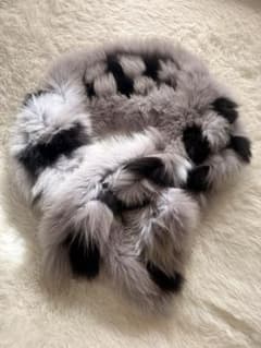 艶やかで上品♡グレーと黒のファーショールのサムネイル