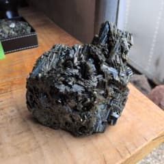 グリーントルマリン　2.5キロ　石 鑑賞石　置物　オブジェ　インテリア グリーントルマリン 2.5キロ 石 鑑賞石 置物 オブジェ インテリア