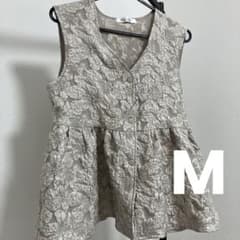 美品 ジャガード ペプラム ベスト グレー ノーブランドのサムネイル