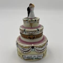 リモージュボックス ウェディングケーキ 新郎新婦　2000年 置物 小物入れ リモージュボックス ウェディングケーキ 新郎新婦 2000年 置物 小物
