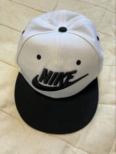 美品 NIKE ナイキ キャップ 帽子 ホワイト ブラック 56cm 子供のサムネイル