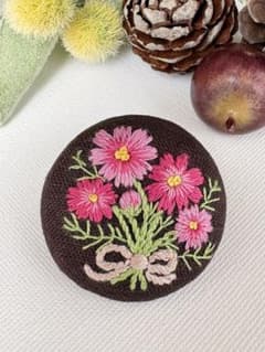 再販（ダークブラウン）ハンドメイド 刺繍ブローチ くるみボタン コスモスのサムネイル