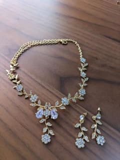 ゴールドの花モチーフ ネックレスとピアスセットのサムネイル