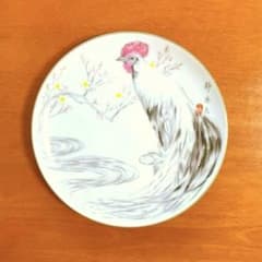 美術品 陶器 鳥と鶏の絵柄 鶏と梅の絵 飾り皿 陶器絵皿 干支皿 ニワトリ 雄鶏 骨董 酉年 鳥 飾皿