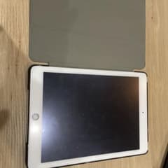 Apple iPad ホワイト カバー付きのサムネイル