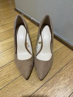 GU ベージュ色パンプスのサムネイル