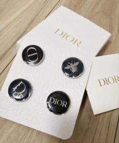 Dior ピンバッジ 4点セット - メルカリ