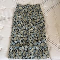ナチュラルビューティーベーシック　花柄ロングスカートのサムネイル