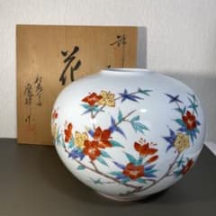 柿右衛門様式 鷹峰作 錦 草花文花瓶 共箱 柿右衛門様式 鷹峰作 錦 草花文花瓶 共箱 - メルカリ