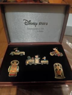 Disney store ミッキーマウス ピンバッジセット 2002のサムネイル
