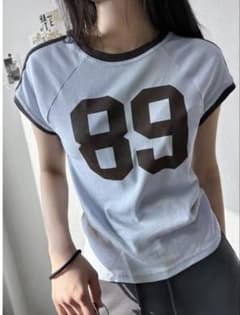 CREAM BEIGE ナンバリング 半袖Tシャツ ライトブルー　海外ガールのサムネイル