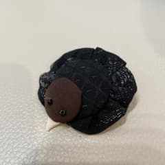 布製 鳥の形 ブローチ 黒と茶色のサムネイル