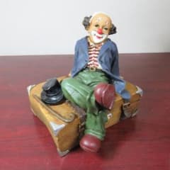 ピエロ 置物 B 樹脂 トランクの上で寛ぐピエロ - メルカリ