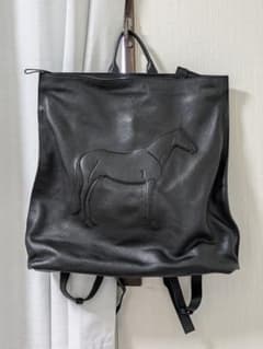 イアパピヨネ earPAPILLONNER黒のレザーバックパック 馬エンボス 