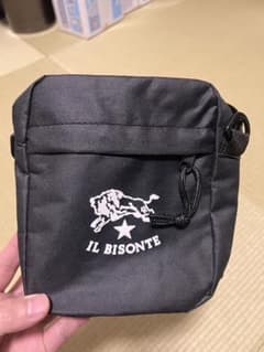 IL BISONTE ブラックバッグ ストラップ付きのサムネイル