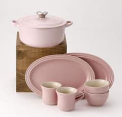 ル・クルーゼ ピンク 食器セット - メルカリ