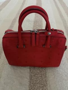 MCM エンボスロゴ レッド ハンドバッグ - メルカリ
