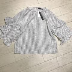 新品未使用●フリル袖が可愛い水玉ブラウスのサムネイル