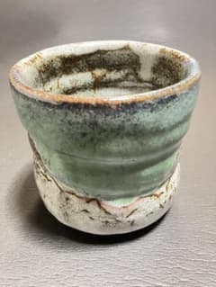 陶器 ぐい呑み 織部焼風 抹茶色 湯呑みのサムネイル