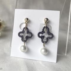 ハンドメイド タティングレース イヤリング グレー　お花とパールのサムネイル