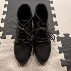 黒いジッパー付きブーツのサムネイル
