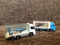 トミカ 日産ディーゼル 海遊館 ジンベイザメ＆ペンギン 輸送車のサムネイル