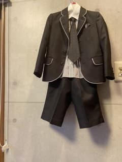 おしゃれな男の子 フォーマルスーツ　入学式のサムネイル