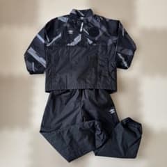 Umbro ブラック ピステ上下セット キッズ 120㎝ 中綿入りのサムネイル