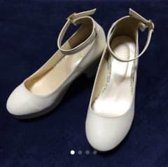 白のストラップ付きパンプスのサムネイル