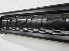 ビッグ‼️‼️スズキ ジムニー メッシュグリル未塗装ビッグエンブレム付き ビッグスズキ ジムニー メッシュグリル未塗装ビッグエンブレム
