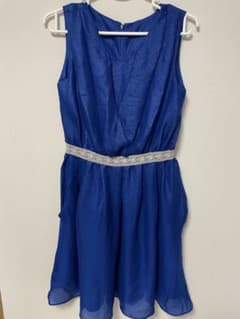 青いノースリーブパーティードレス