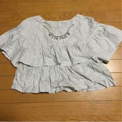 フリルストライプのトップスのサムネイル