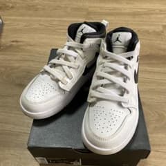 Nike Air Jordan 1 Mid ホワイト/ブラック　20㎝のサムネイル