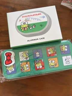 3coins サンリオ　缶ケースのサムネイル