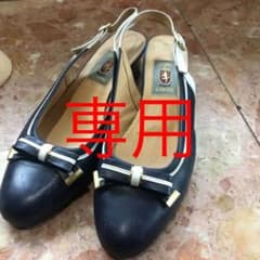 ネイビーのパンプスのサムネイル