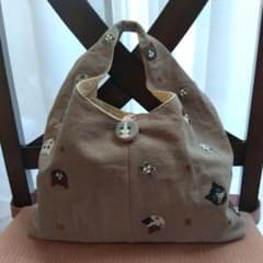 ワンハンドルバッグ　ハンドメイド　猫　刺繍　くるみボタンのサムネイル