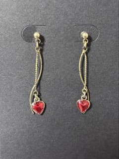 ハート型ピアス　揺れると可愛いのサムネイル