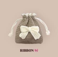 ハンドメイド 巾着ポーチ リボン フリル ベージュ ホワイト かぎ針編み 編み物のサムネイル