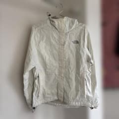 THE NORTH FACE 軽量ウィンドブレーカーのサムネイル