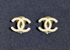 CHANEL ホワイト CCロゴ イヤリング 刻印 04C ココマーク