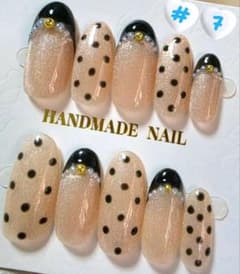 #7 【現品】 ベージュマグネットドットネイルチップパール フレンチ 大人ネイルのサムネイル